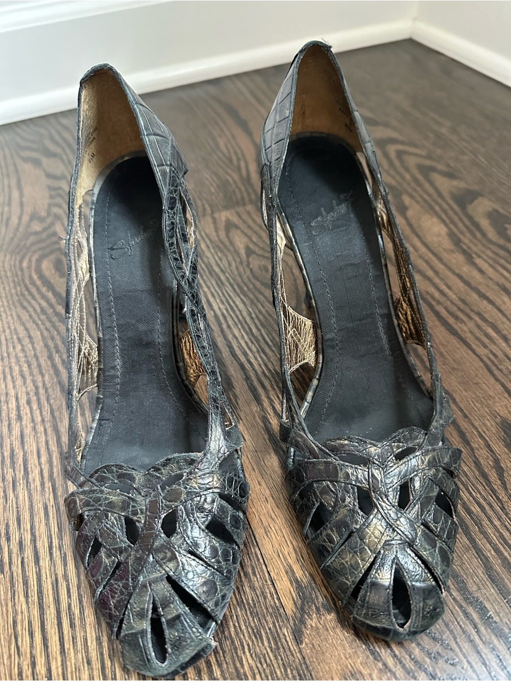 Carlos Santana Black Embossed Peep-Toe Pumps - Genuine Leather Size 9.5